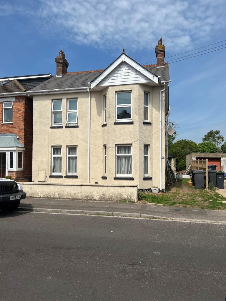 Lot: 45 - TWO-BEDROOM GROUND FLOOR FLAT WITH GARAGE AND GARDEN -